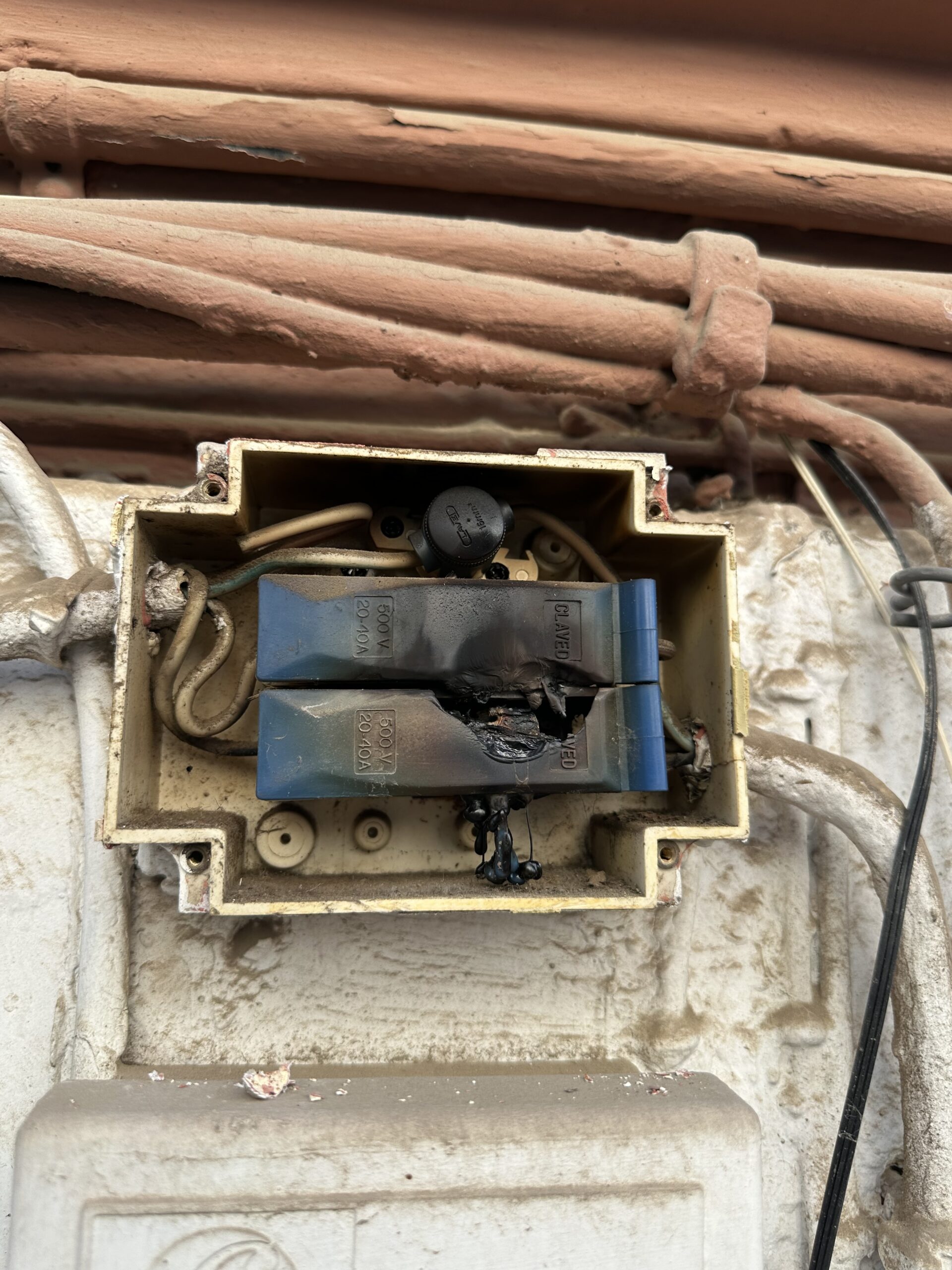 Caja de registro quemada por una avería eléctrica