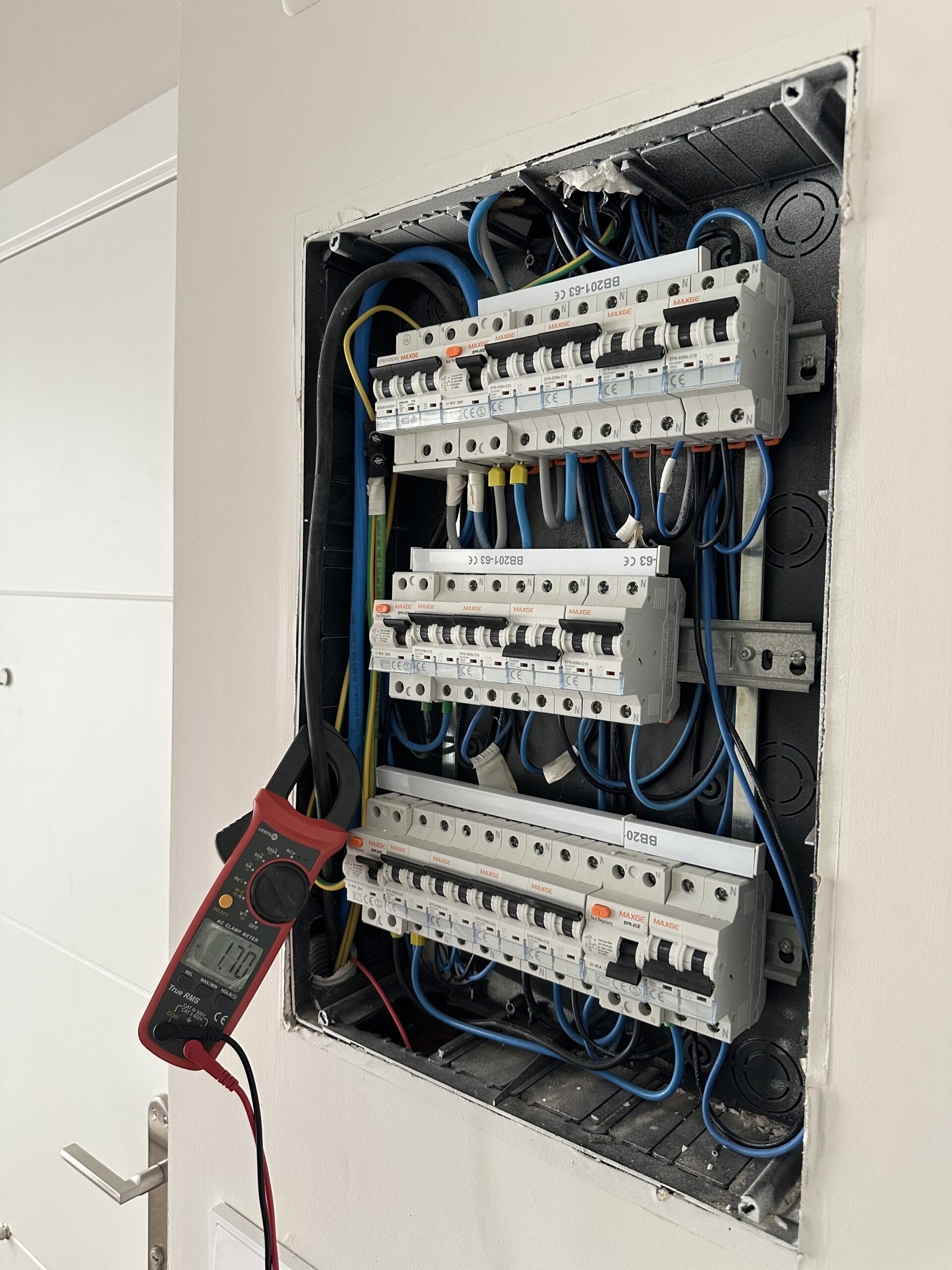 Cuadro eléctrico renovado por electricista en Córdoba