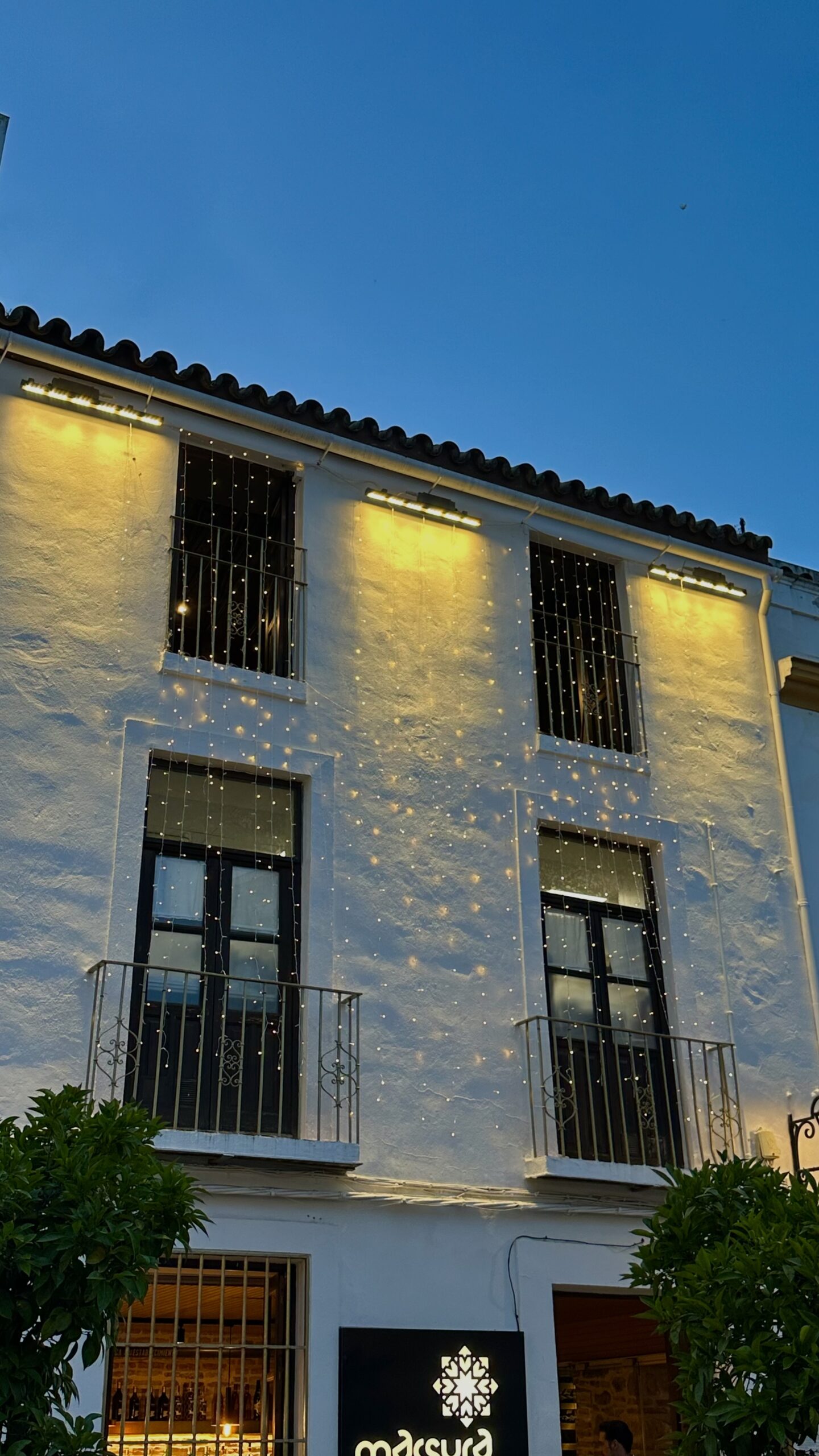 Fachada de edificio con iluminación LED