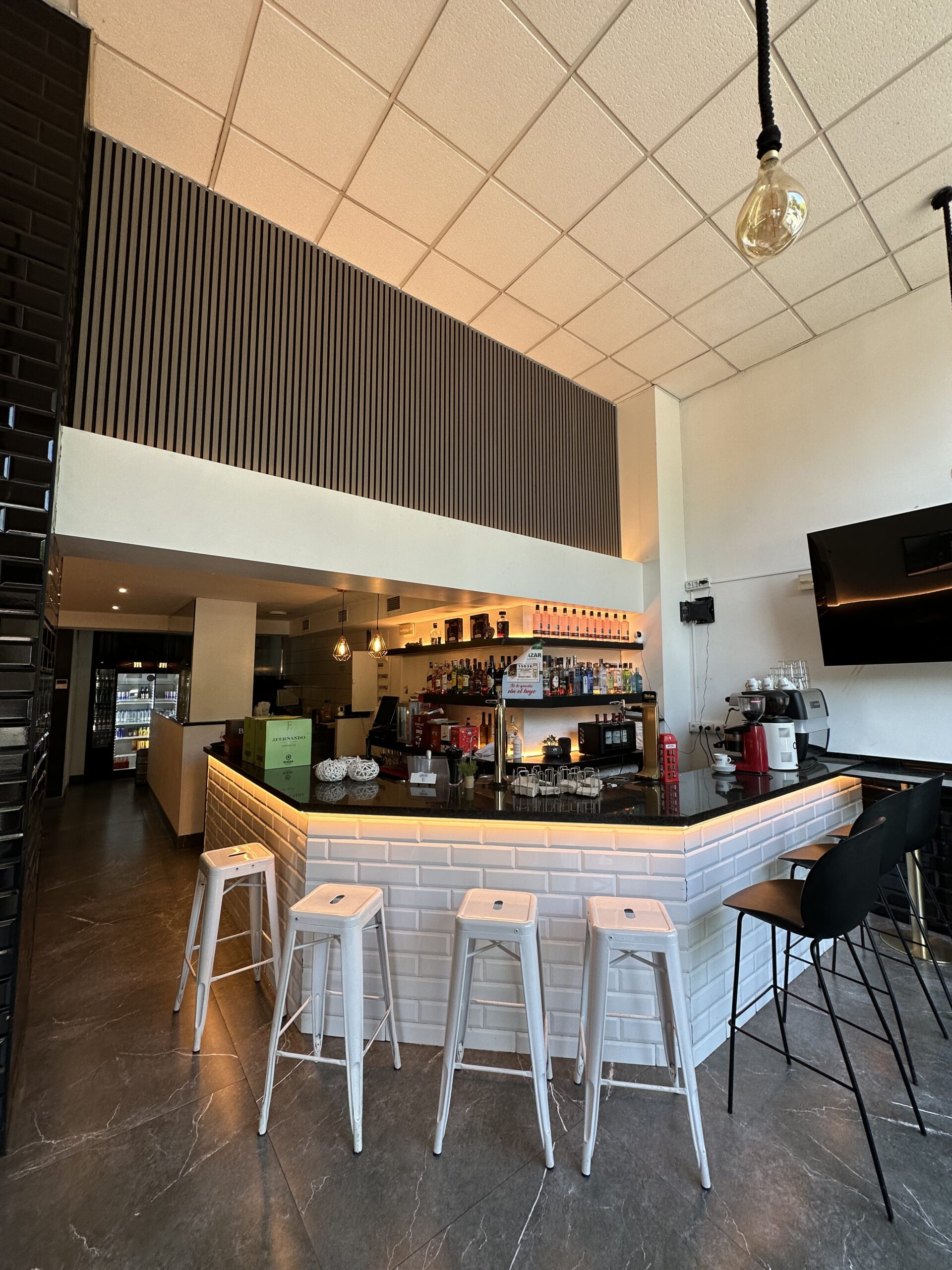 Instalación eléctrica e iluminación en un bar