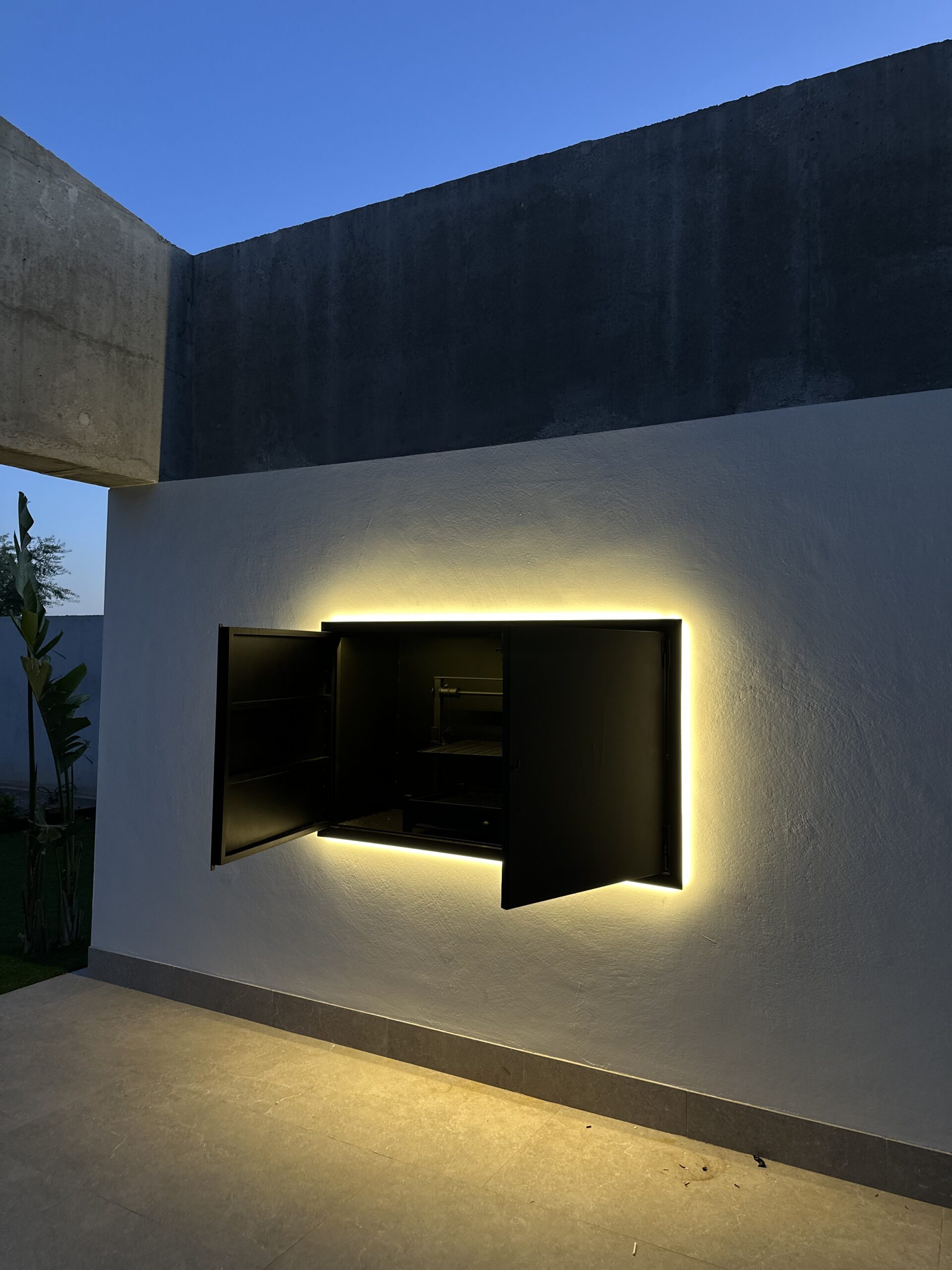 Iluminación LED trasera instalada en una pared